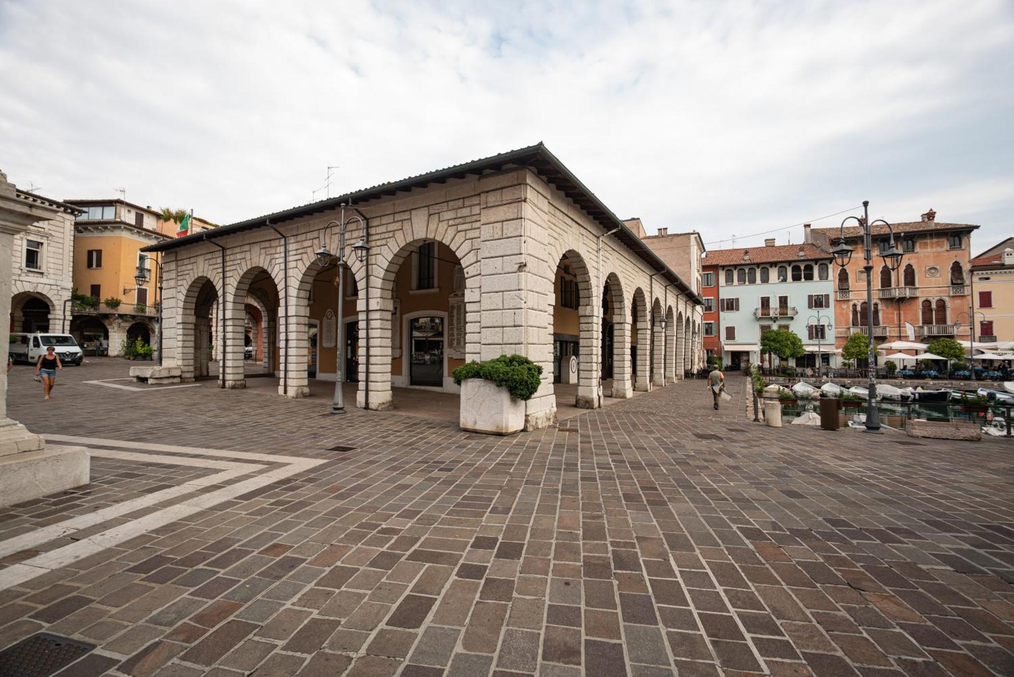 Suite "Castello" Del Garda - Apt Per Coppie Garda 데센자노델가르다 외부 사진